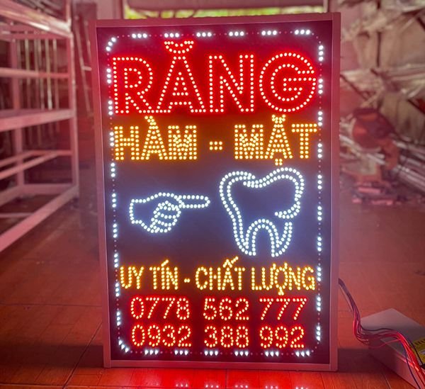 Bảng hiệu đèn LED đứng