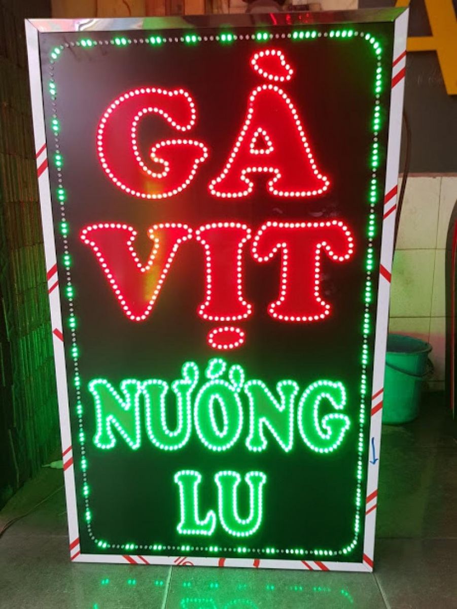 Bảng hiệu đèn LED đứng